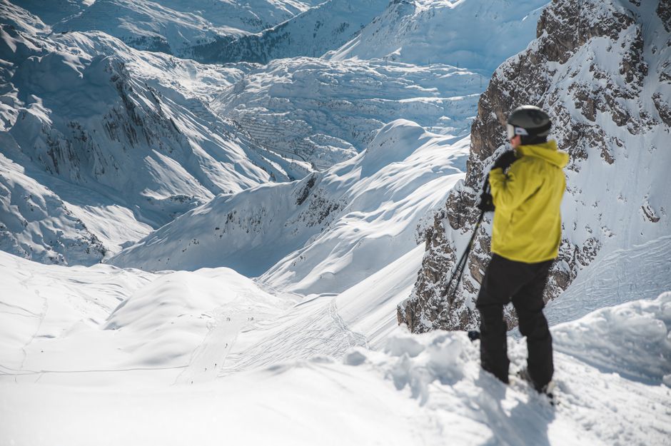 Discover the stunning snow-covered mountains of Lech am Arlberg, ideal for skiing adventures.