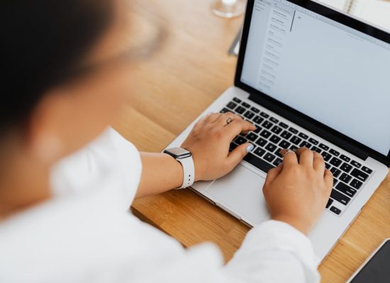 How to write emails that CEOs actually read without sounding like a desperate weirdo